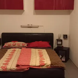  Apartment Weiss-rot-schwarz